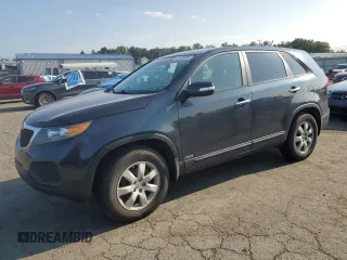 2013 Kia Sorento LX z VIN 5XYKTDA61DG326769, wystawiony jako Copart lot #65958995 z przebiegiem 81 859 mil mil oraz Czysty tytuł • Clean title. Historia ofert i sprzedaży dostępna na DreamBid. Obrazek 1.