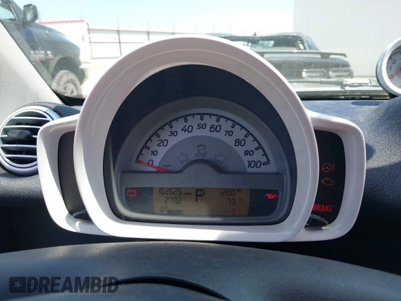 2013 Smart fortwo Pure z VIN WMEEJ3BA1DK649652, wystawiony jako IAAI lot #42040488 z przebiegiem 102 625 mil mil oraz . Historia ofert i sprzedaży dostępna na DreamBid. Obrazek 7.
