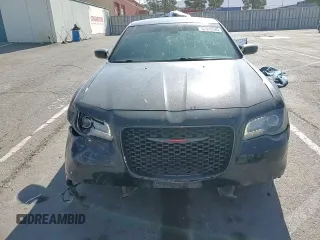 2021 Chrysler 300 S z VIN 2C3CCABG6MH554329, wystawiony jako Copart lot #52045545 z przebiegiem 77 377 mil mil oraz Szkoda całkowita • Salvage title. Historia ofert i sprzedaży dostępna na DreamBid. Obrazek 10.