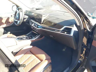 2023 BMW X7 xDrive40i z VIN 5UX23EM04P9P86560, wystawiony jako IAAI lot #41284910 z przebiegiem 13 661 mil mil oraz . Historia ofert i sprzedaży dostępna na DreamBid. Obrazek 5.