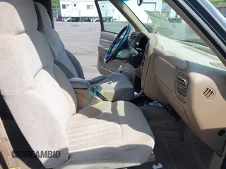 2002 Chevrolet Blazer LS z VIN 1GNDT13WX2K237284, wystawiony jako IAAI lot #42193499 z przebiegiem 137 258 mil mil oraz . Historia ofert i sprzedaży dostępna na DreamBid. Obrazek 5.