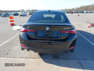 2024 BMW i4 xDrive40 z VIN WBY83FB05RFS69775, wystawiony jako IAAI lot #42079067 z przebiegiem 4 607 mil mil oraz . Historia ofert i sprzedaży dostępna na DreamBid. Obrazek 16.