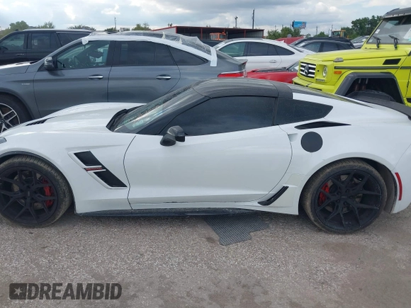 2017 Chevrolet Corvette Grand Sport 2LT z VIN 1G1YY2D77H5117595, wystawiony jako IAAI lot #40302949 z przebiegiem Nie podano mil oraz . Historia ofert i sprzedaży dostępna na DreamBid. Obrazek 14.