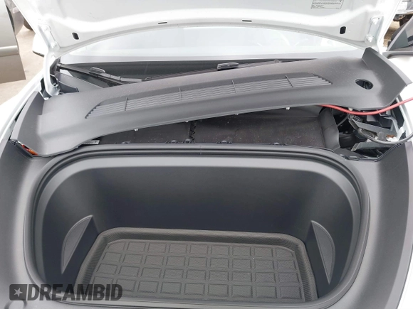 2025 Tesla Model Y Long Range z VIN 7SAYGDED9SA357876, wystawiony jako IAAI lot #41555227 z przebiegiem 1 600 mil mil oraz . Historia ofert i sprzedaży dostępna na DreamBid. Obrazek 10.