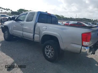 2017 Toyota Tacoma SR5 z VIN 5TFRZ5CN1HX042942, wystawiony jako IAAI lot #41719279 z przebiegiem 82 108 mil mil oraz . Historia ofert i sprzedaży dostępna na DreamBid. Obrazek 3.