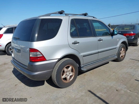 1999 Mercedes-Benz M-Class with VIN 4JGAB54E6XA144914, listed as a IAAI auction lot 42072406 with 125,901 mi miles. Bid and sale history available at carsss.com. Image 4.
