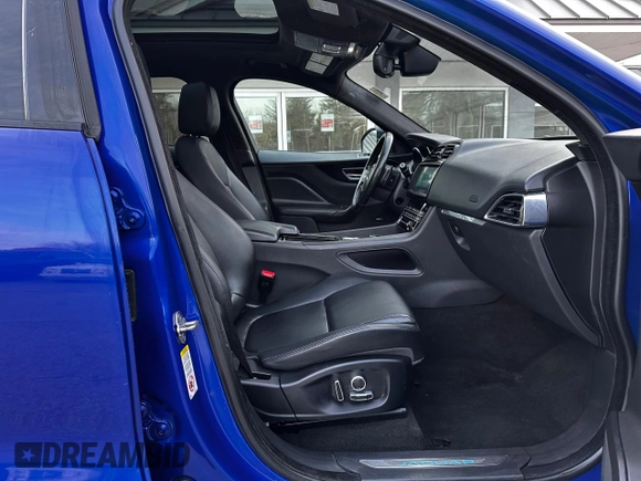 2020 Jaguar F-Pace 25t Premium z VIN SADCJ2FX7LA633057, wystawiony jako Copart lot #50072485 z przebiegiem 145 537 mil mil oraz Tytuł czysty. Historia ofert i sprzedaży dostępna na DreamBid. Obrazek 5.