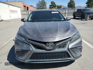 2022 Toyota Camry SE z VIN 4T1G11AK3NU657890, wystawiony jako Copart lot #49311565 z przebiegiem 61 017 mil mil oraz Szkoda całkowita • Salvage title. Historia ofert i sprzedaży dostępna na DreamBid. Obrazek 5.