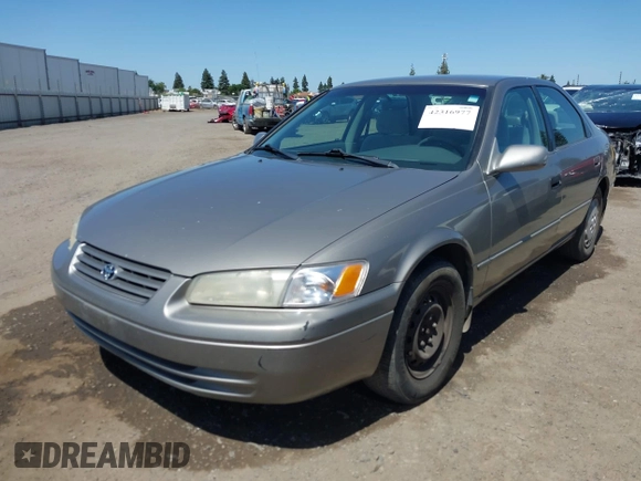 1998 Toyota Camry LE z VIN 4T1BG22K8WU216321, wystawiony jako IAAI lot #42316977 z przebiegiem 227 166 mil mil oraz . Historia ofert i sprzedaży dostępna na DreamBid. Obrazek 2.