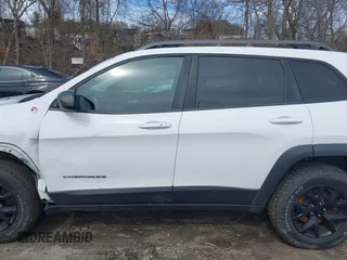 2014 Jeep Cherokee Trailhawk with VIN 1C4PJMBS5EW240375, listed as a IAAI auction lot 41806725 with 127,705 mi miles. Bid and sale history available at carsss.com. Image 14.