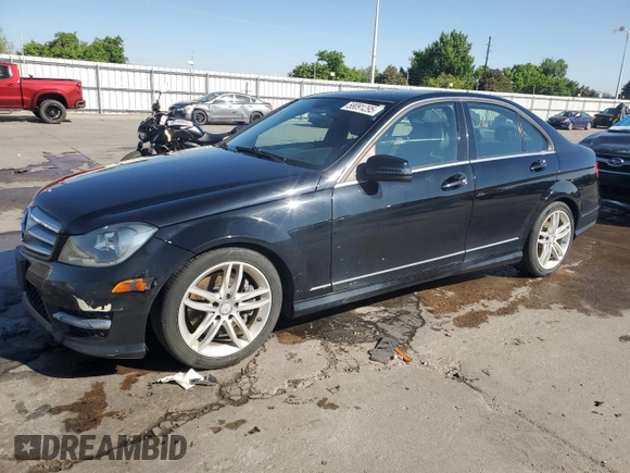 2013 Mercedes-Benz C 300 Sport z VIN WDDGF8AB7DR245588, wystawiony jako Copart lot #58091295 z przebiegiem 90 242 mil mil oraz Szkoda całkowita • Salvage title. Historia ofert i sprzedaży dostępna na DreamBid. Obrazek 1.