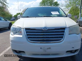 2010 Chrysler Town & Country Touring z VIN 2A4RR5D17AR189762, wystawiony jako IAAI lot #42188586 z przebiegiem 185 173 mil mil oraz . Historia ofert i sprzedaży dostępna na DreamBid. Obrazek 6.