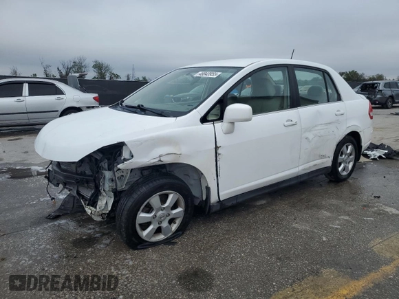 2009 Nissan Versa S z VIN 3N1BC11E09L352045, wystawiony jako Copart lot #46843955 z przebiegiem 170 741 mil mil oraz Szkoda całkowita • Salvage title. Historia ofert i sprzedaży dostępna na DreamBid. Obrazek 1.