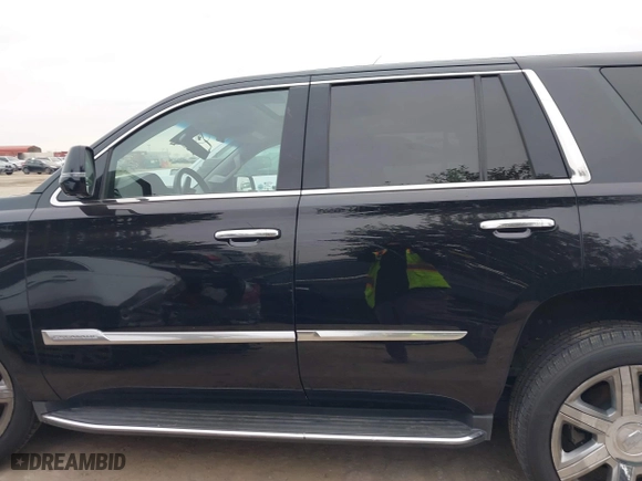 2018 Cadillac Escalade Luxury with VIN 1GYS4BKJ3JR143952, listed as a IAAI auction lot 41333902 with 124,265 mi miles. Bid and sale history available at carsss.com. Image 14.