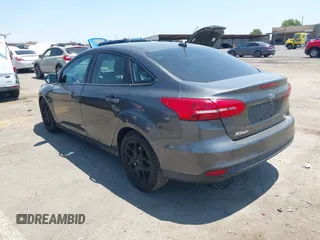 2016 Ford Focus SE z VIN 1FADP3F25GL329217, wystawiony jako IAAI lot #42461772 z przebiegiem 85 070 mil mil oraz . Historia ofert i sprzedaży dostępna na DreamBid. Obrazek 3.