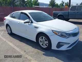 2019 Kia Optima LX z VIN 5XXGT4L32KG275325, wystawiony jako IAAI lot #42555657 z przebiegiem 111 594 mil mil oraz . Historia ofert i sprzedaży dostępna na DreamBid. Obrazek 1.
