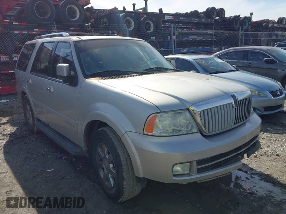 2005 Lincoln Navigator Luxury with VIN 5LMFU28535LJ01574, listed as a IAAI auction lot 41453324 with 197,935 mi miles. Bid and sale history available at carsss.com. Image 1.