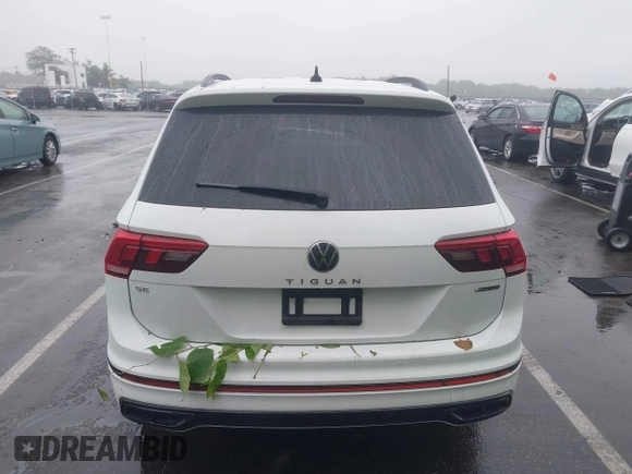 2022 Volkswagen Tiguan SE R-Line Black with VIN 3VV8B7AX6NM027050, listed as a IAAI auction lot 42463714 with 45,303 mi miles and . Bid and sale history available at DreamBid. Image 16.