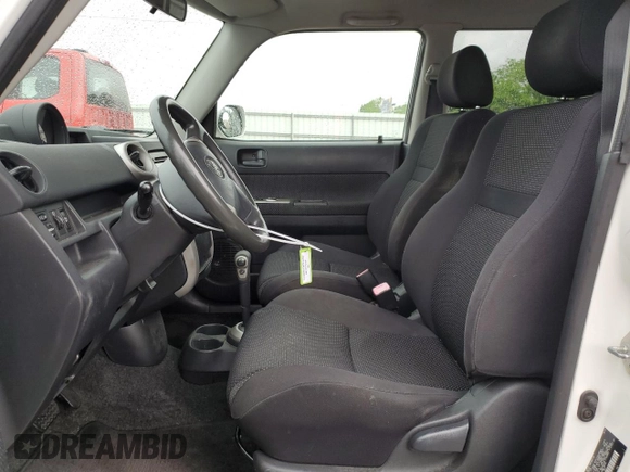 2005 Scion xB z VIN JTLKT324154025074, wystawiony jako Copart lot #56737945 z przebiegiem 222 857 mil mil oraz Szkody całkowita. Historia ofert i sprzedaży dostępna na DreamBid. Obrazek 7.