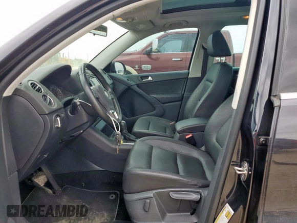 2012 Volkswagen Tiguan SE z VIN WVGAV7AX2CW575871, wystawiony jako Copart lot #58050865 z przebiegiem 96 569 mil mil oraz Szkody całkowita. Historia ofert i sprzedaży dostępna na DreamBid. Obrazek 7.