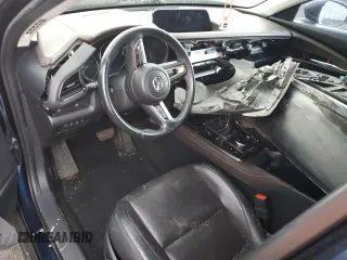 2020 Mazda CX-30 Premium z VIN 3MVDMBEM8LM121954, wystawiony jako Copart lot #51322965 z przebiegiem Nie podano mil oraz Nie do naprawy • Non repairable. Historia ofert i sprzedaży dostępna na DreamBid. Obrazek 8.