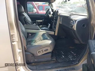 2004 Hummer H2 z VIN 5GRGN23U34H105809, wystawiony jako IAAI lot #42456055 z przebiegiem Nie podano mil oraz . Historia ofert i sprzedaży dostępna na DreamBid. Obrazek 5.
