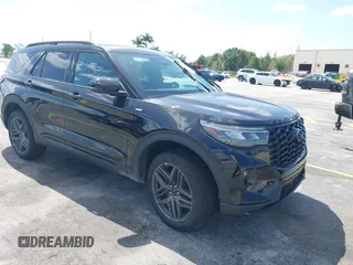 2025 Ford Explorer ST-Line z VIN 1FMUK8KH3SGB39865, wystawiony jako IAAI lot #42157955 z przebiegiem 2 685 mil mil oraz . Historia ofert i sprzedaży dostępna na DreamBid. Obrazek 1.