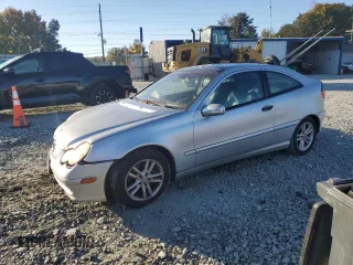 2003 Mercedes-Benz C z VIN WDBRN64J63A492447, wystawiony jako Copart lot #76932584 z przebiegiem 161 869 mil mil oraz Szkoda całkowita • Salvage title. Historia ofert i sprzedaży dostępna na DreamBid. Obrazek 1.