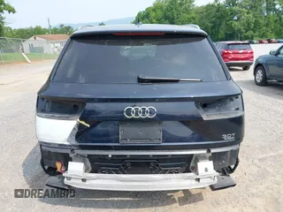 2017 Audi Q7 Premium Plus z VIN WA1LAAF78HD024548, wystawiony jako IAAI lot #42403316 z przebiegiem 105 592 mil mil oraz . Historia ofert i sprzedaży dostępna na DreamBid. Obrazek 16.