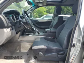 2004 Toyota 4Runner SR5 z VIN JTEBU14R340052011, wystawiony jako Copart lot #60672475 z przebiegiem 259 088 mil mil oraz Czysty tytuł • Clean title. Historia ofert i sprzedaży dostępna na DreamBid. Obrazek 7.