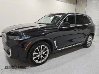 2024 BMW X5 sDrive40i z VIN 5UX13EU02R9T69291, wystawiony jako Copart lot #55865445 z przebiegiem 43 433 mil mil oraz Czysty tytuł • Clean title. Historia ofert i sprzedaży dostępna na DreamBid. Obrazek 1.