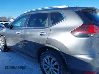 2018 Nissan Rogue SV z VIN KNMAT2MV9JP591094, wystawiony jako IAAI lot #41318760 z przebiegiem 174 551 mil mil oraz . Historia ofert i sprzedaży dostępna na DreamBid. Obrazek 14.