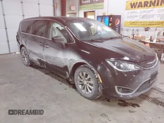 2019 Chrysler Pacifica Touring Plus z VIN 2C4RC1FGXKR594310, wystawiony jako IAAI lot #41506982 z przebiegiem 152 058 mil mil oraz . Historia ofert i sprzedaży dostępna na DreamBid. Obrazek 1.