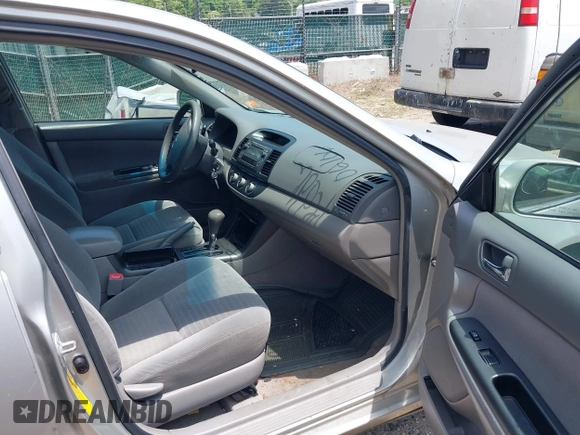 2005 Toyota Camry LE z VIN 4T1BE30K95U042336, wystawiony jako IAAI lot #42457598 z przebiegiem 270 991 mil mil oraz . Historia ofert i sprzedaży dostępna na DreamBid. Obrazek 5.