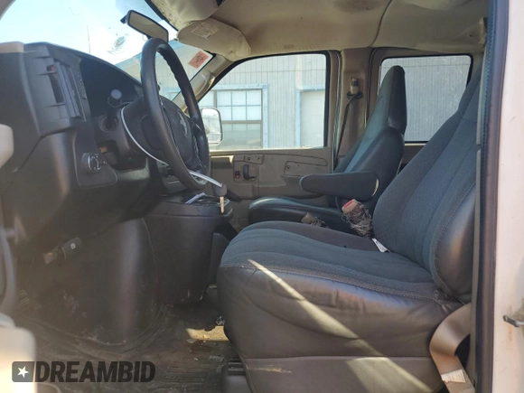 2008 Chevrolet Express Passenger z VIN 1GAGG25KX81133217, wystawiony jako Copart lot #73503214 z przebiegiem 323 605 mil mil oraz Czysty tytuł • Clean title. Historia ofert i sprzedaży dostępna na DreamBid. Obrazek 7.