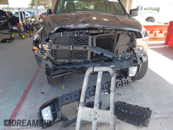 2018 Ram 1500 Tradesman z VIN 1C6RR6FT3JS244868, wystawiony jako IAAI lot #42310301 z przebiegiem 115 764 mil mil oraz . Historia ofert i sprzedaży dostępna na DreamBid. Obrazek 6.
