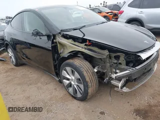 2023 Tesla Model Y Long Range z VIN 7SAYGDEEXPA044335, wystawiony jako IAAI lot #42350159 z przebiegiem 26 731 mil mil oraz . Historia ofert i sprzedaży dostępna na DreamBid. Obrazek 1.