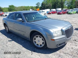 2007 Chrysler 300 Touring z VIN 2C3KA53G87H693888, wystawiony jako IAAI lot #42071045 z przebiegiem 223 899 mil mil oraz . Historia ofert i sprzedaży dostępna na DreamBid. Obrazek 1.