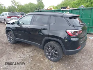 2021 Jeep Compass 80th Anniversary z VIN 3C4NJDEB5MT566331, wystawiony jako IAAI lot #39620364 z przebiegiem 48 826 mil mil oraz . Historia ofert i sprzedaży dostępna na DreamBid. Obrazek 3.