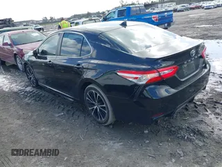 2020 Toyota Camry SE z VIN 4T1G11AK5LU973546, wystawiony jako IAAI lot #41956098 z przebiegiem 62 978 mil mil oraz . Historia ofert i sprzedaży dostępna na DreamBid. Obrazek 3.