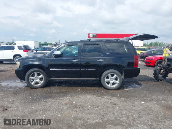 2009 Chevrolet Tahoe LTZ z VIN 1GNFK33059R297641, wystawiony jako IAAI lot #42099230 z przebiegiem 226 402 mil mil oraz . Historia ofert i sprzedaży dostępna na DreamBid. Obrazek 14.
