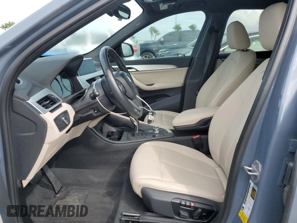 2021 BMW X1 sDrive28i z VIN WBXJG7C03M5T49590, wystawiony jako Copart lot #52473453 z przebiegiem 19 199 mil mil oraz Nie do naprawy. Historia ofert i sprzedaży dostępna na DreamBid. Obrazek 7.