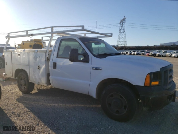 2006 Ford Super Duty F-250 XL with VIN 1FTNF20566EB42604, listed as a Copart auction lot 88277435 with 5,562 mi miles and Salvage Title. Bid and sale history available at carsss.com. Image 4.
