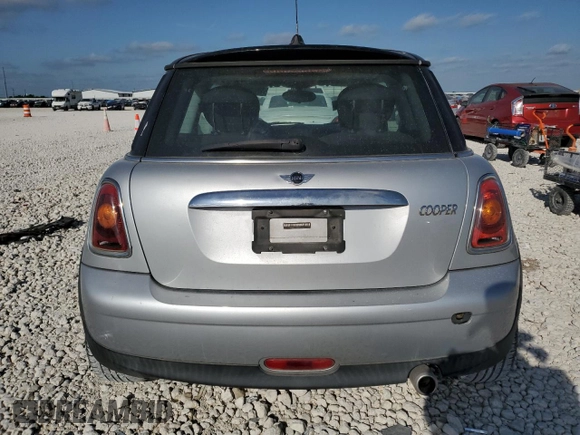 2007 MINI Hardtop z VIN WMWMF33557TL77261, wystawiony jako Copart lot #52651125 z przebiegiem 129 752 mil mil oraz Szkoda całkowita • Salvage title. Historia ofert i sprzedaży dostępna na DreamBid. Obrazek 6.