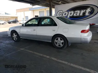 2001 Toyota Camry CE z VIN JT2BG22K010543907, wystawiony jako Copart lot #60874815 z przebiegiem 313 008 mil mil oraz Czysty tytuł • Clean title. Historia ofert i sprzedaży dostępna na DreamBid. Obrazek 2.