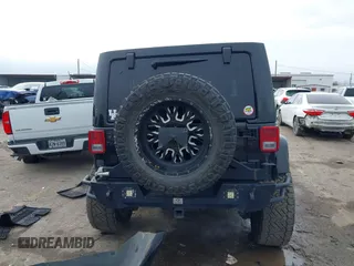 2017 Jeep Wrangler Unlimited Rubicon Recon z VIN 1C4HJWFG9HL592824, wystawiony jako IAAI lot #41427433 z przebiegiem 70 105 mil mil oraz . Historia ofert i sprzedaży dostępna na DreamBid. Obrazek 17.