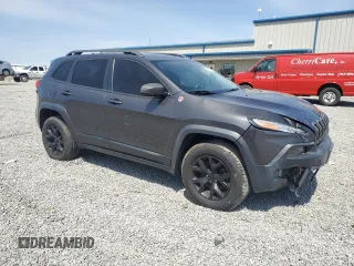 2015 Jeep Cherokee Trailhawk z VIN 1C4PJMBS2FW610618, wystawiony jako Copart lot #52243625 z przebiegiem 136 234 mil mil oraz Szkoda całkowita • Salvage title. Historia ofert i sprzedaży dostępna na DreamBid. Obrazek 4.