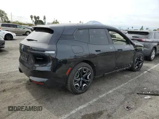 2025 BMW iX xDrive50 z VIN WB523CF06SCT06612, wystawiony jako Copart lot #47318365 z przebiegiem 2 297 mil mil oraz Szkoda całkowita • Salvage title. Historia ofert i sprzedaży dostępna na DreamBid. Obrazek 3.