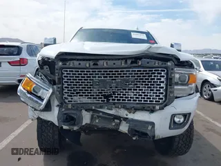 2016 GMC Sierra 2500HD Denali z VIN 1GT12UE88GF170375, wystawiony jako IAAI lot #41885873 z przebiegiem 150 108 mil mil oraz . Historia ofert i sprzedaży dostępna na DreamBid. Obrazek 6.