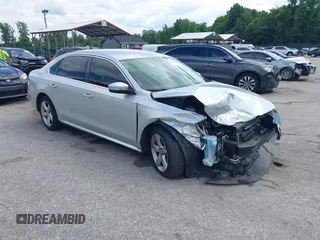 2013 Volkswagen Passat SE z VIN 1VWBP7A38DC123553, wystawiony jako IAAI lot #42341621 z przebiegiem 178 504 mil mil oraz . Historia ofert i sprzedaży dostępna na DreamBid. Obrazek 1.
